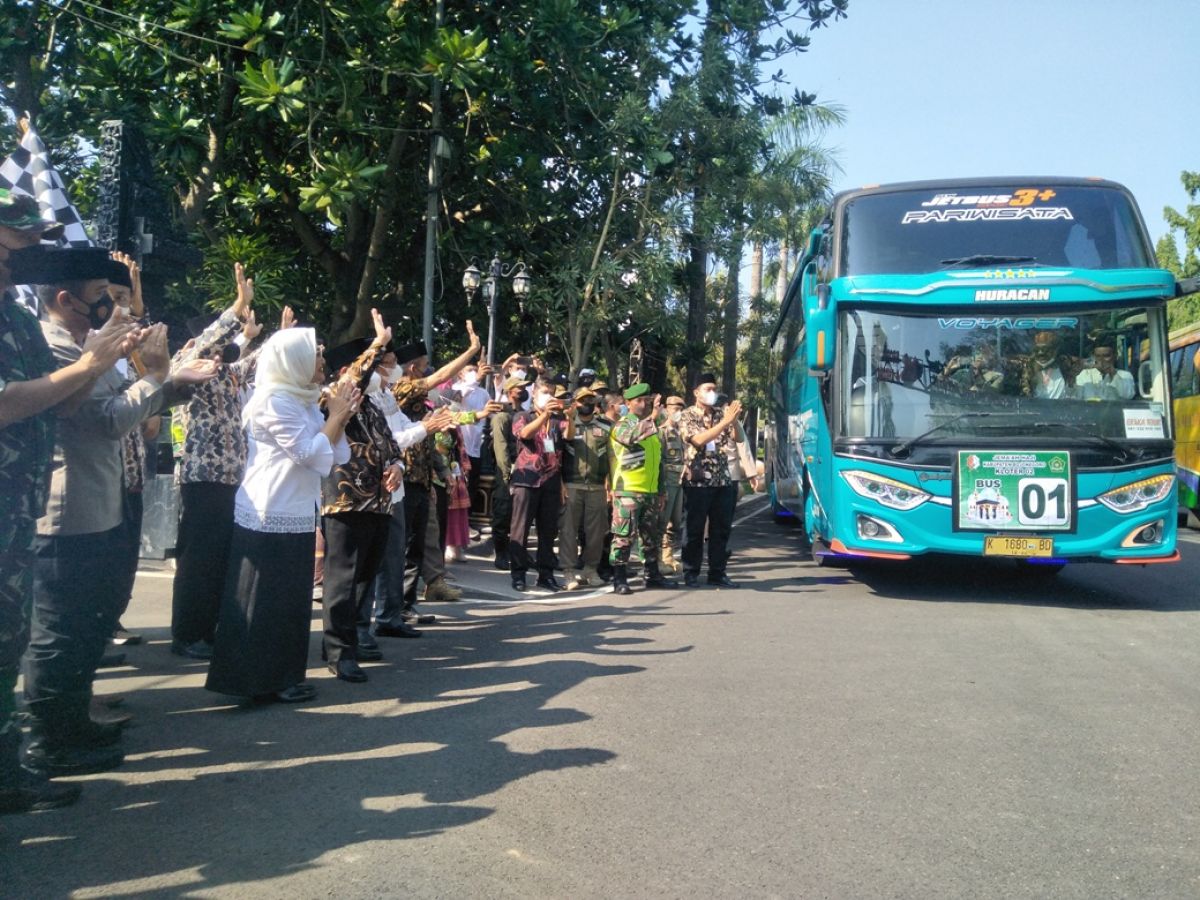 Bupati Bojonegoro Anna Mu'awanah bersama Forkopimda dan Kepala Kementrian Agama Bojonegoro melepas 261 jemaah haji.(Foto: Misbahul Munir/jatimnow.com)