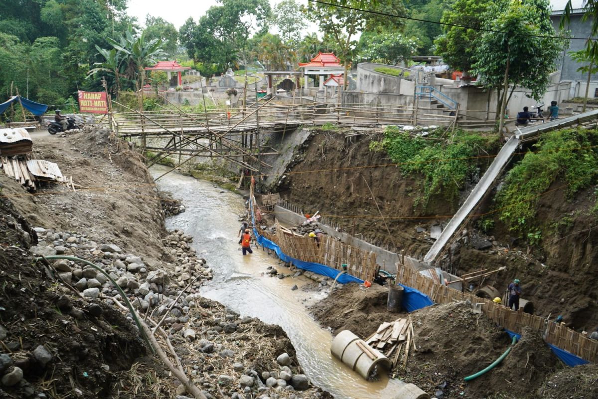Proses awal pembangunan Jembatan Gedangsewu. (Foto: Humas Pemkab Kediri/jatimnow.com)
