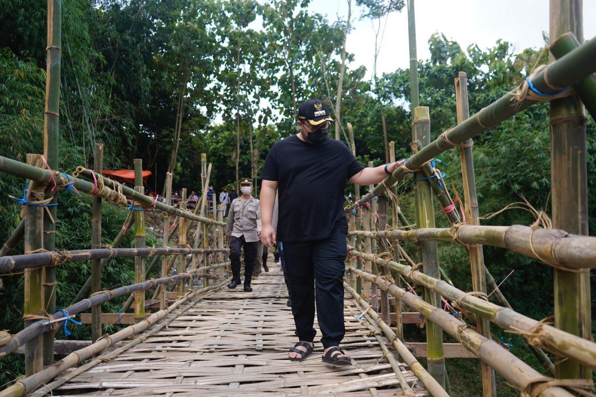 Mas Dhito berada di atas jembatan alternatif Ngadi.(Foto: Humas Pemkab Kediri/Jatimnow.com)