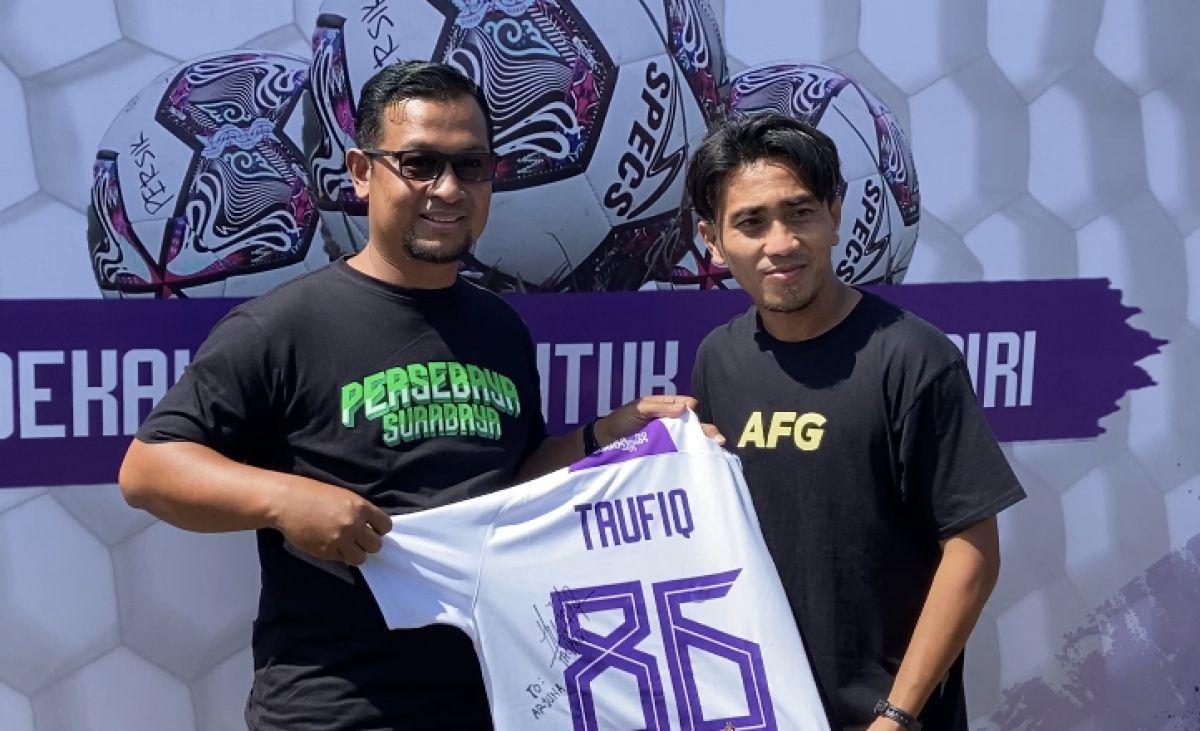 Penyerahan jersey oleh M Taufiq (kanan) pada pemenang lelang. (Foto: Yanuar Dedy/jatimnow.com)