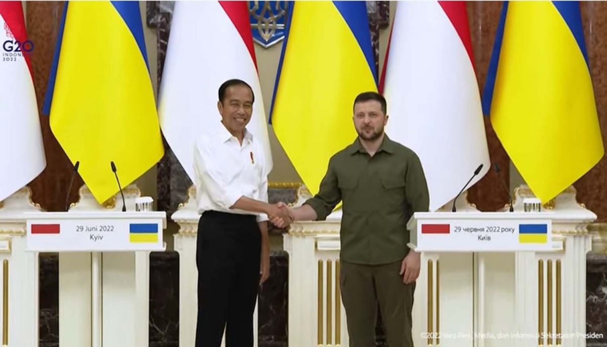 Presiden Jokowi saat bertemu Presiden Zelenskyy, di Istana Maryinsky, Kyiv, Ukraina pada Rabu (29/6/2022) - (Foto: Tangkapan layar video Channel YouTube Sekretariat Presiden)