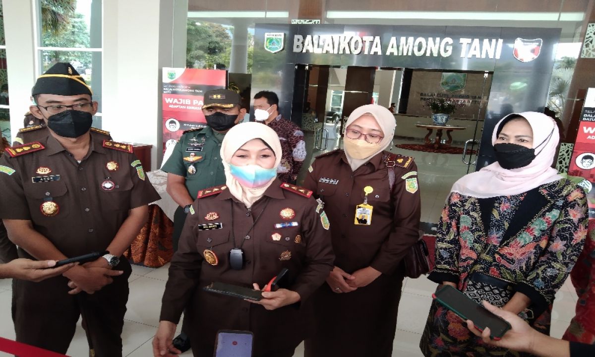 Kepala Kejati Jatim, Mia Amiati (tengah). (Foto: Galih Rakasiwi/jatimnow.com)