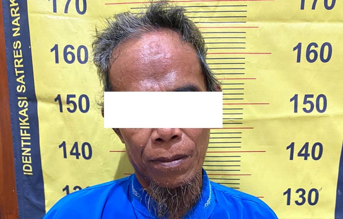 Kakek Muhyi diamankan Satresnarkoba Polres Pasuruan. (Foto: Humas Polres Pasuruan for jatimnow.com)
