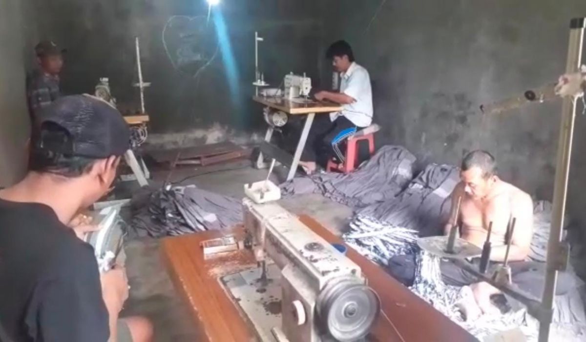 Warga Desa Alang-Alang sedang menjahit baju di kampung konveksi. (Foto-foto: Syaiful Islam/jatimnow.com)
