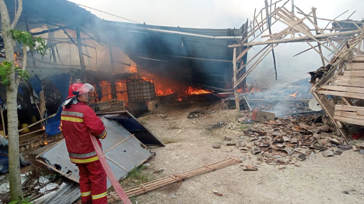 Petugas pemadam kebakaran berjibaku memadamkan api.(Foto: Dinas Pemadam Kebakaran for Jatimnow.com)