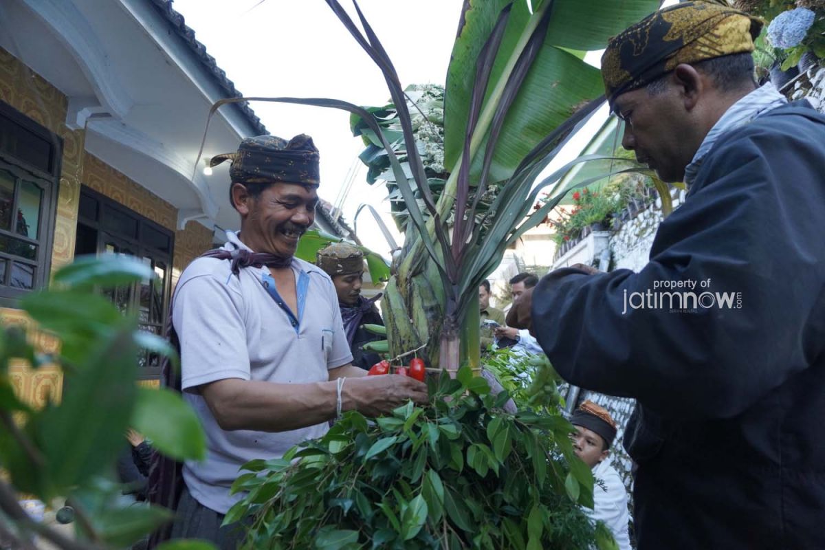 Warga melakukan persiapan untuk mengikuti puncak Kasada di Gunung Bromo (Foto: Fajar Mujianto/jatimnow.com)