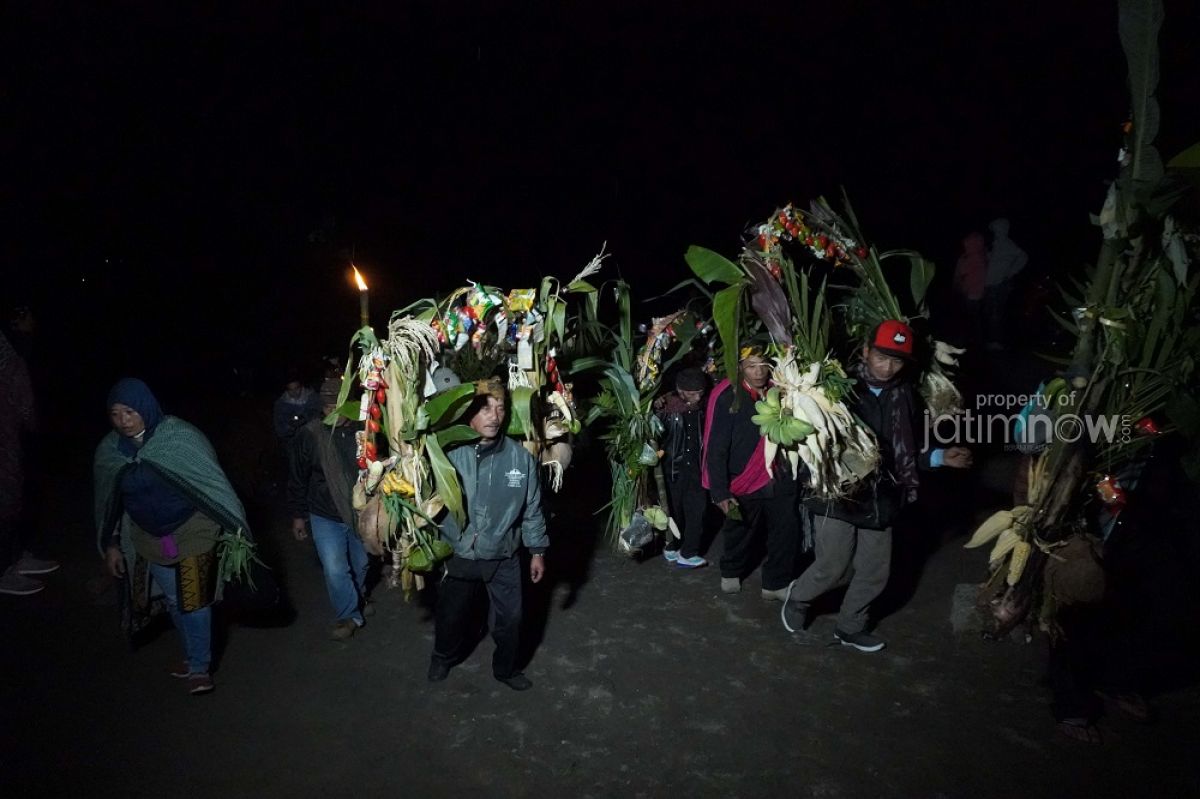 FOTO: Kemeriahan Larung Sesaji Yadnya Kasada 1944 Saka di Bromo