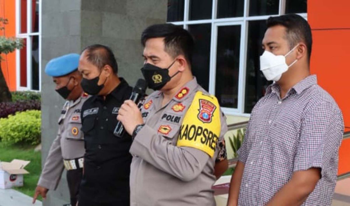 Kapolres Gresik, AKBP Nur Aziz dan Reskrim Iptu Wahyu Rizki Saputro membeberkan viral kasus pelecehan terhadap anak (Foto: Humas Polres Gresik)