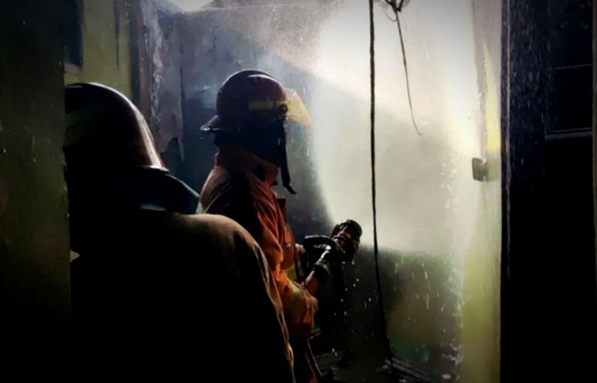 Rumah di Desa Randuagung, Gresik yang terbakar, Jumat (3/6/2022). (Foto: Dinas Damkar dan Penyelamatan Gresik/jatimnow.com)