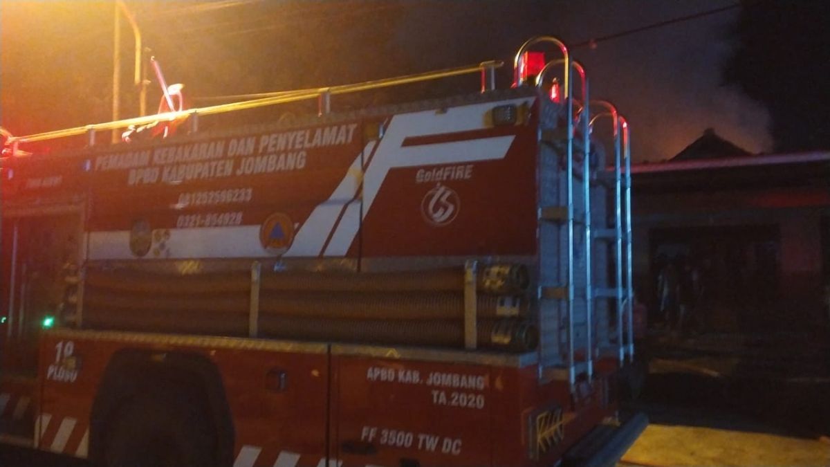 Petugas Damkar saat berusaha memadamkan api.(Foto: BPBD kabupaten Jombang)