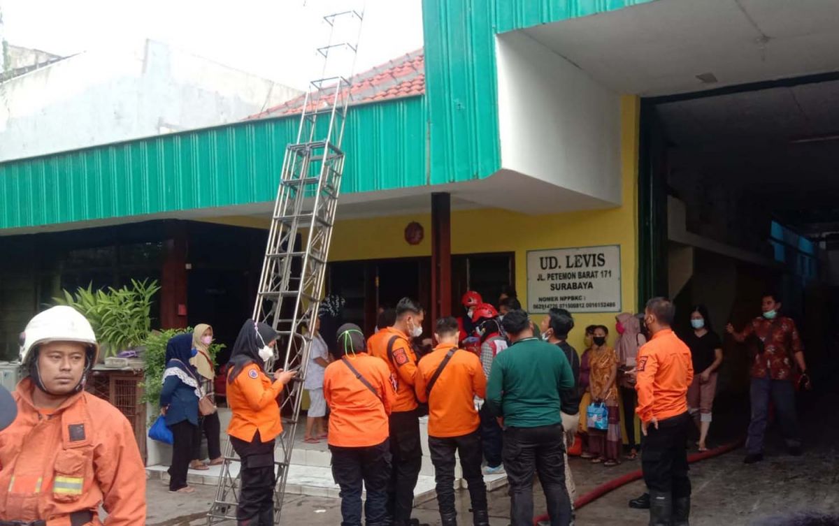 Rumah di Petemon Barat, Sawahan, Surabaya yang terbakar (Foto: Farizal Tito/jatimnow.com)