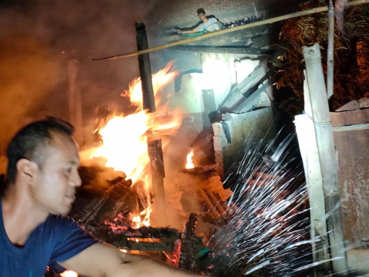 Warga bersama Damkar melakukan pemadaman di rumah neneh Supinah.(Foto: Humas Polsek Ngadiluwih/Jatimnow.com)