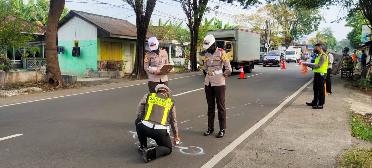 Polisi melakukan olah TKP di lokasi kecelakaan tunggal Jalan Raya Desa Bakalan. (Foto: Polres Pasuruan/jatimnow.com)