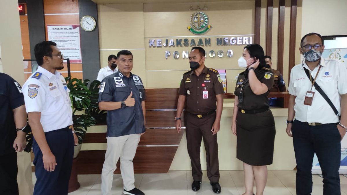 Penyerahan barang bukti dan tersangka.(Foto: Mita Kusuma/jatimnow.com)