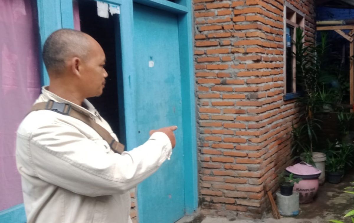 Warga menunjukkan rumah korban keracunan pokak. (Foto: Bagus for jatimnow.com)