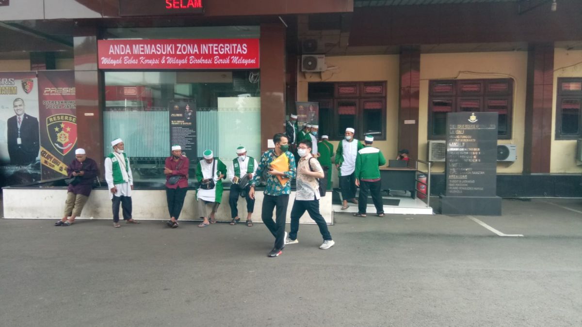 Belasan anggota Khilafatul Muslimin Surabaya Raya saat datangi gedung Ditreskrimum Polda Jatim.(Foto: Zain Ahmad)