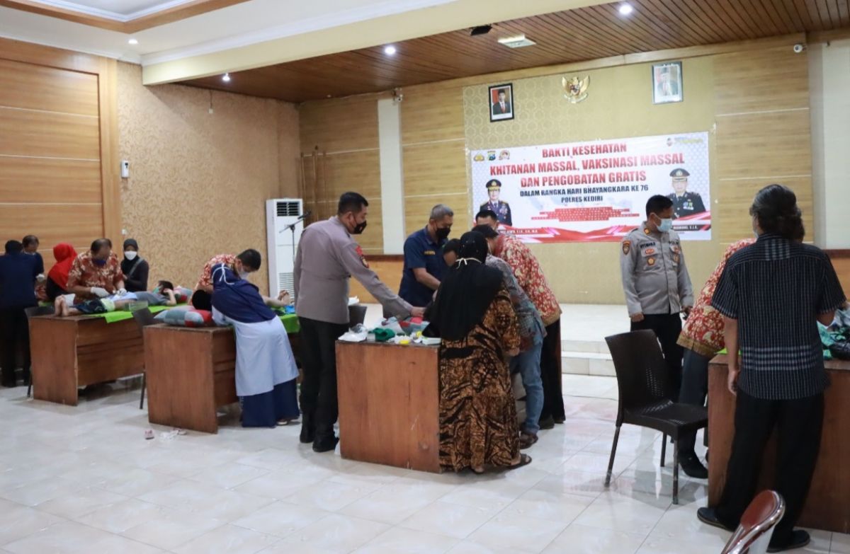 Khitan massal dalam rangka Hari Bhayangkara ke-76 di Polres Kediri. (Foto: Humas Polres Kediri/jatimnow.com)