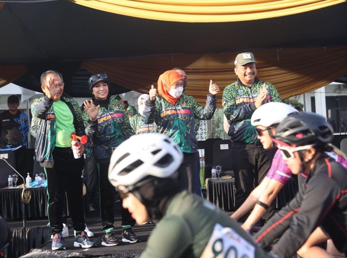 Gubernur Khofifah Berangkatkan Ratusan Bikers Peserta Super Road Bike