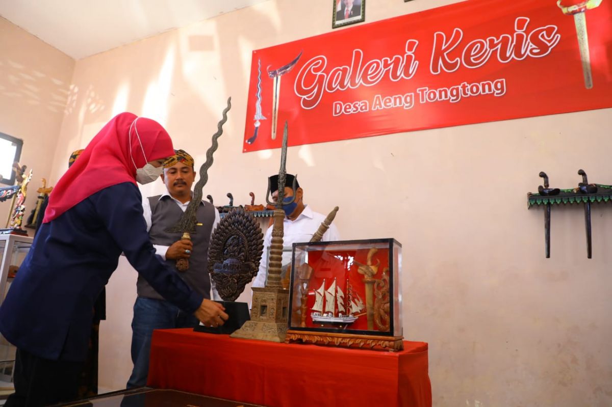 Gubernur Jatim Khofifah Indar Parawansa mengunjungi Desa Aeng Tong-tong, Kecamatan Saronggi, Kabupaten Sumenep, Rabu (22/6).(Foto: Humas Pemprov Jatim)