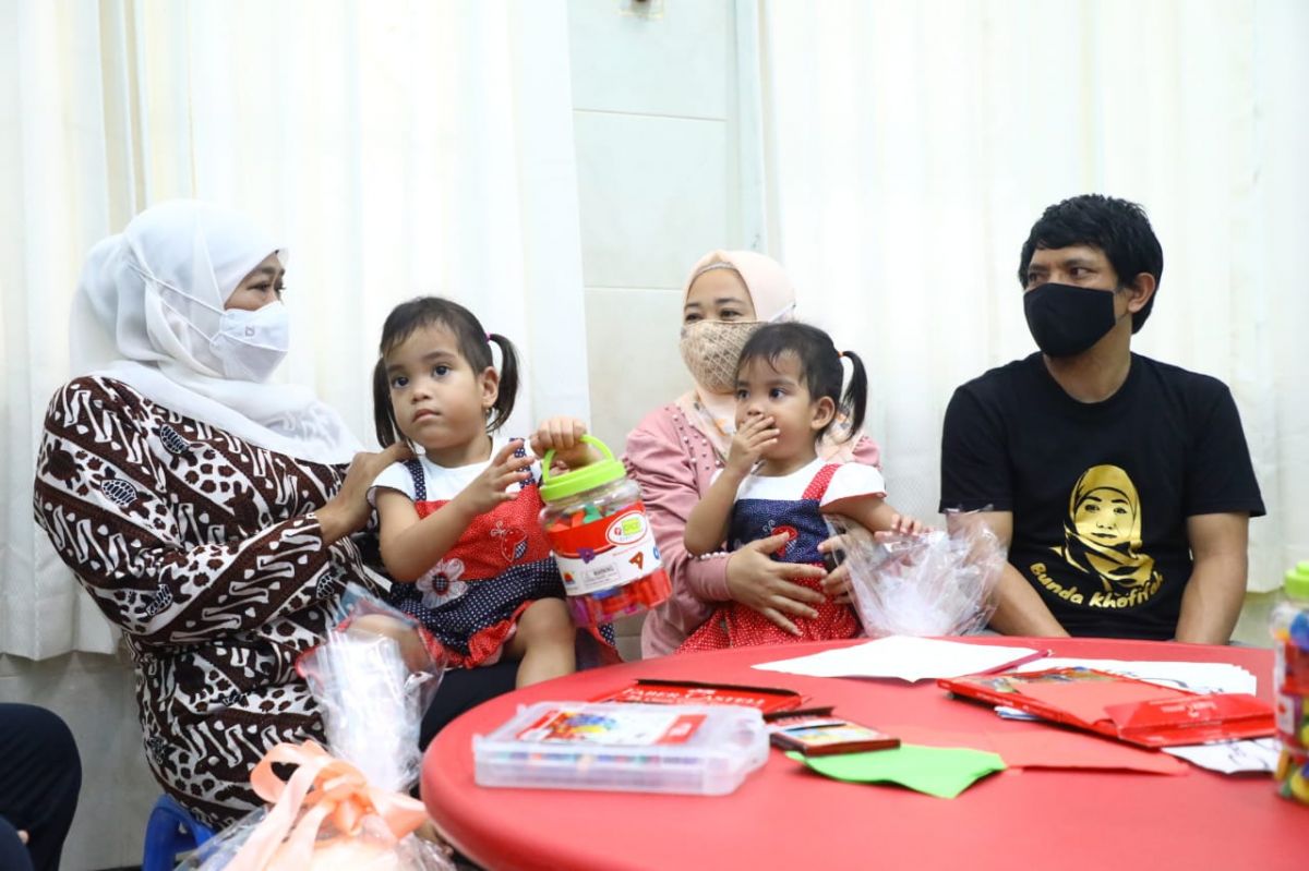 Gubernur Jatim Khofifah Indar Parawansa bersama kembar siam Annaya dan Innaya di RSUD dr Soetomo.(Foto: Humas Pemprov Jatim)