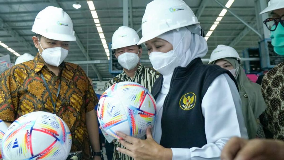 Gubernur Jawa Timur (Jatim) Khofifah Indar Parawansa saat melepas ekspor bola.(Foto: Humas Pemprov Jatim)