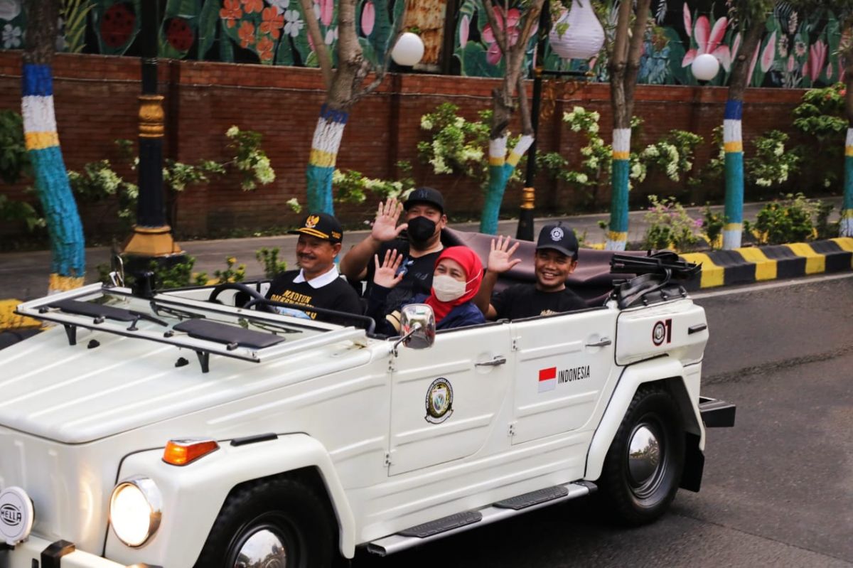 Gubernur Khofifah keliling Kota Madiun naik VW. (Foto: Humas Pemprov Jatim)