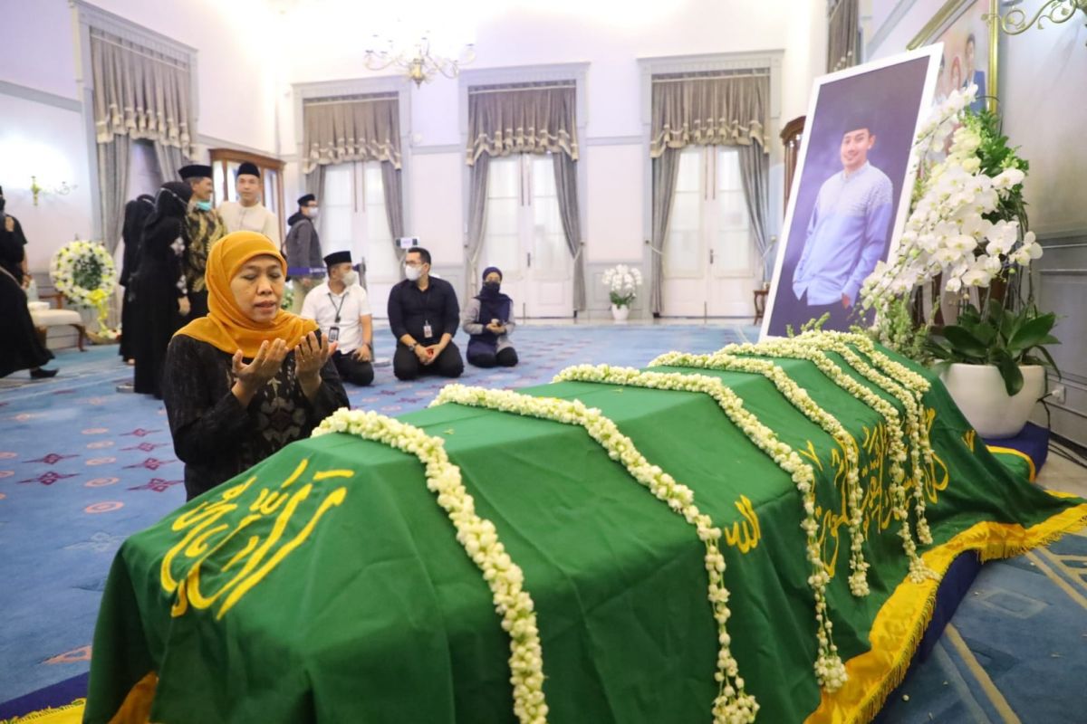 Takziah ke Rumah Duka, Gubernur Khofifah Takjub dengan Jejak Kebaikan Eril Khan