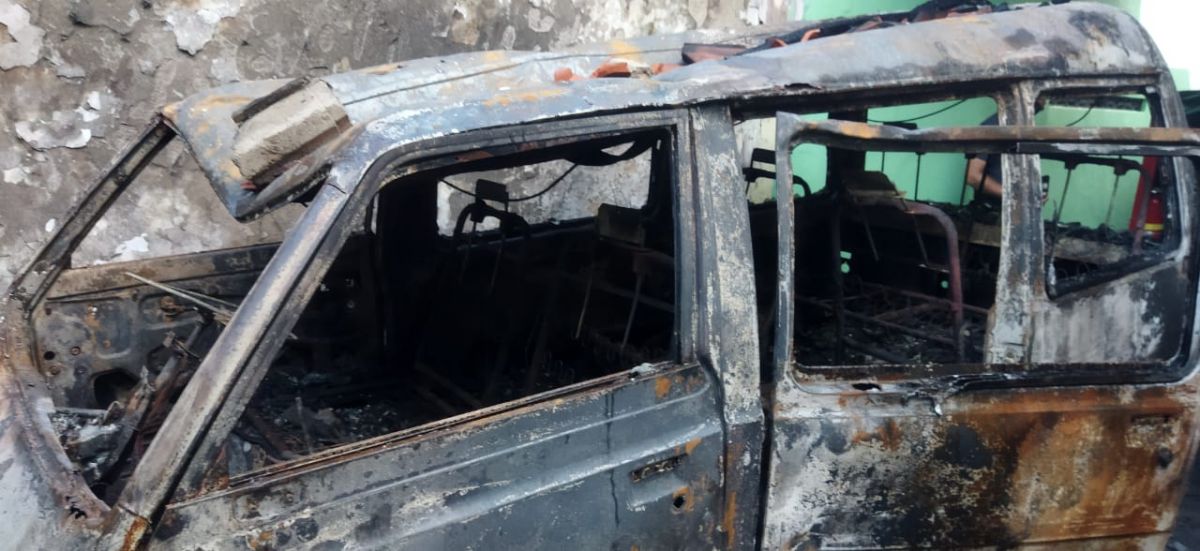 Mobil Carry milik H. Aziz terpanggang setelah dilalap si jago merah setelah sengaja dibakar di garasi rumah, di Jalan Garuda, Kelurahan Gunung Sekar Sampang. (Foto: Damkar for jatimnow.com)
