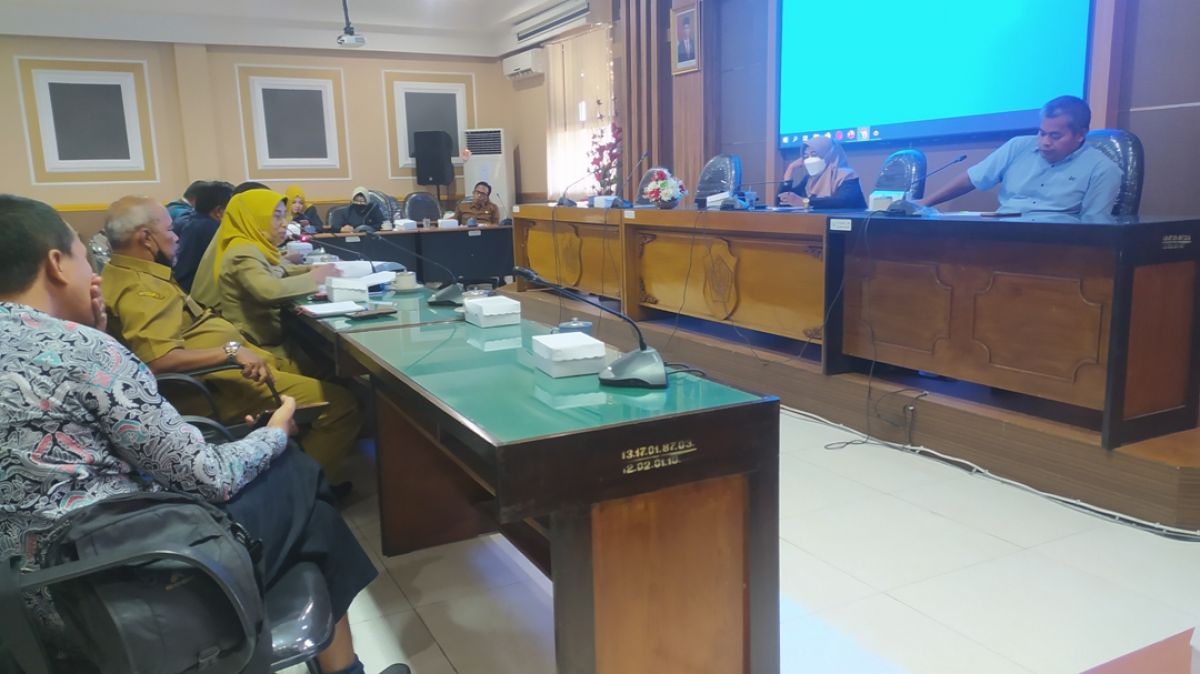 Komisi B DPRD Lamongan saat menggelar RDP di Ruang Banggar.(Foto: Adyad Ammy Iffansah/jatimnow.com)