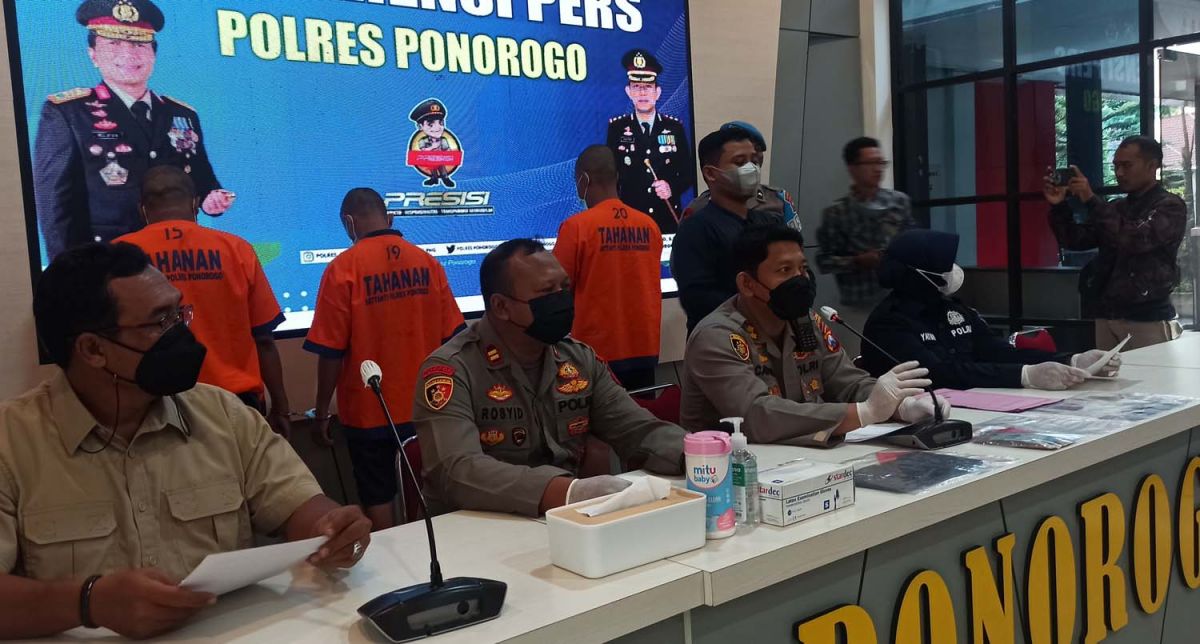 Tiga dari enam orang yang melakukan pemerasan terhadap gay diamankan di Mapolres Ponorogo (Foto: Mita Kusuma/jatimnow.com)