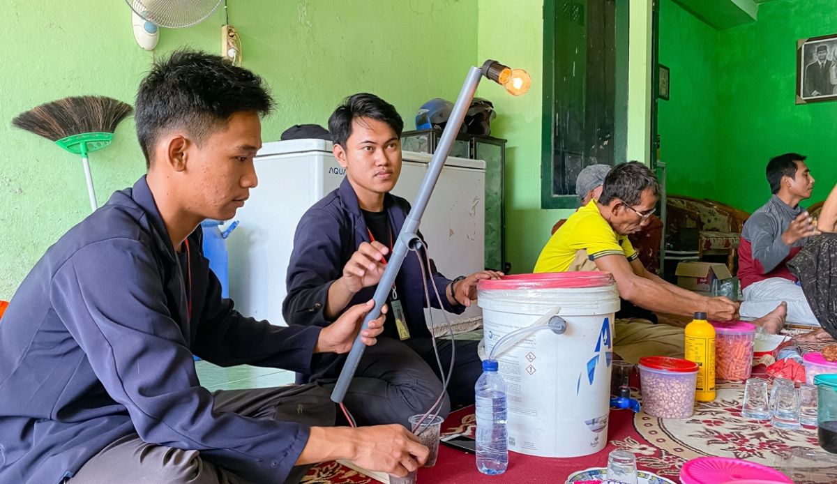 Mahasiswa Universitas Trunojoyo saat mempresentasikan alat komposter kepada petani di Gresik.(Foto: Sahlul Fahmi/jatimnow.com)