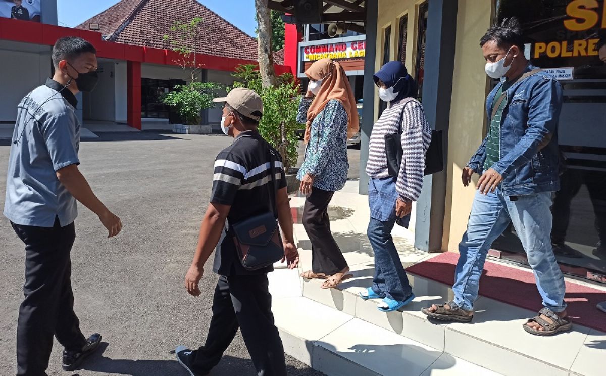 Dua korban developer abal-abal saat melapor ke Mapolres Ponorogo. (Foto: Mita Kusuma/jatimnow.com)