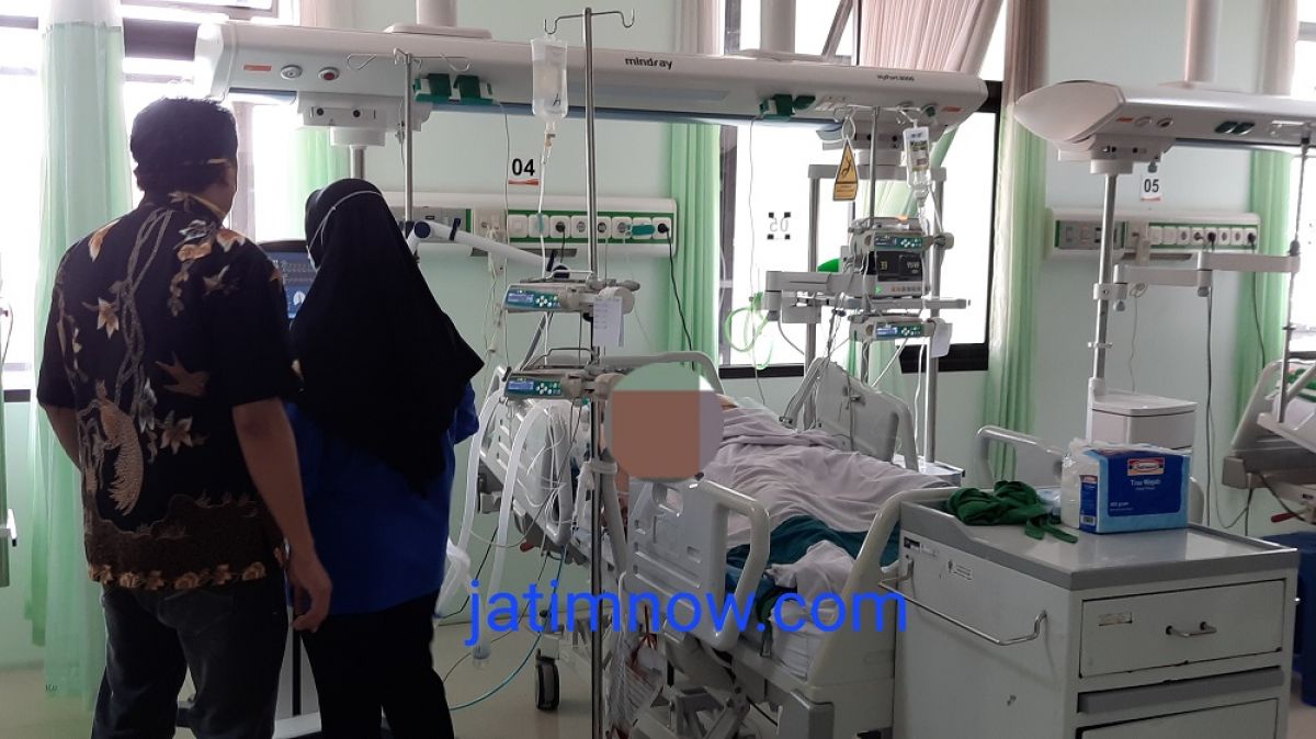 Korban selamat masih dalam kondisi perawatan intensif medis RSUD Prof dr Soekandar. (Foto: Achmad Supriyadi/jatimnow.com)