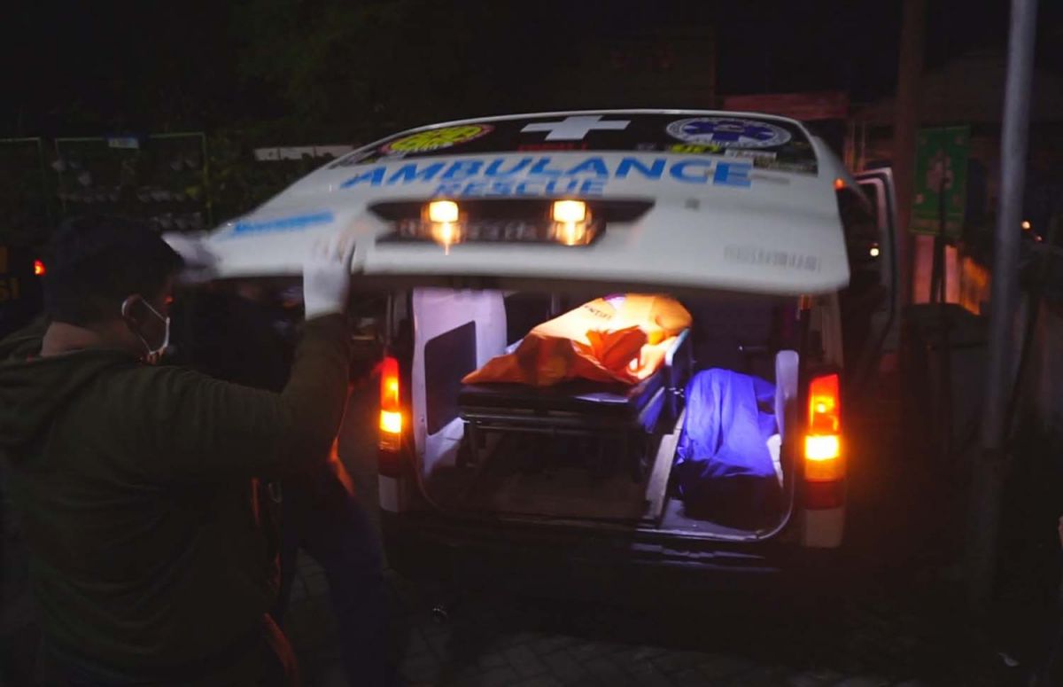 Evakuasi jenazah korban tewas dalam kecelakaan truk bermuatan tebu terguling di Jombang (Foto: Elok Aprianto/jatimnow.com)