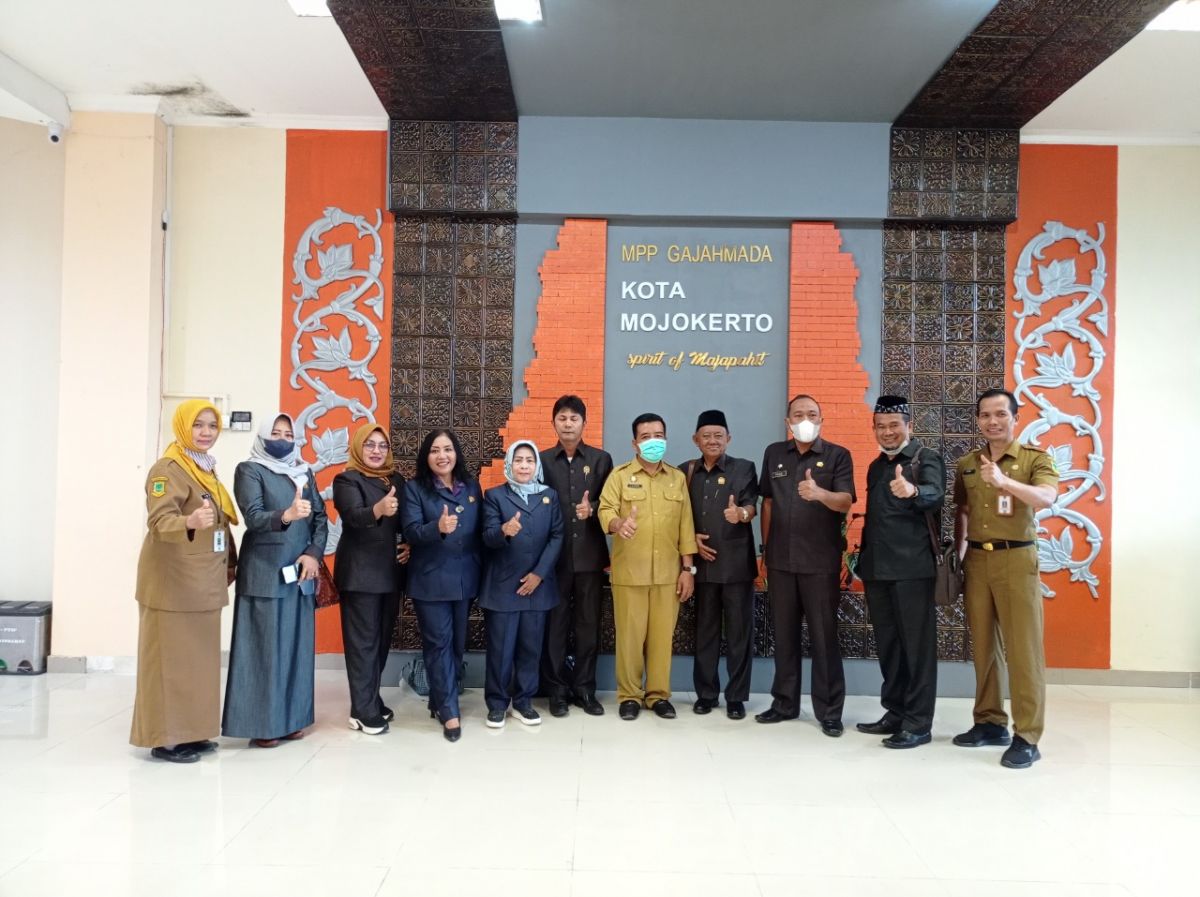 Rombongan DPRD Kota Malang saat di MPP Gajah Mada Kota Mojokerto. (Foto: Diskominfo Kota Mojokerto for jatimnow.com)
