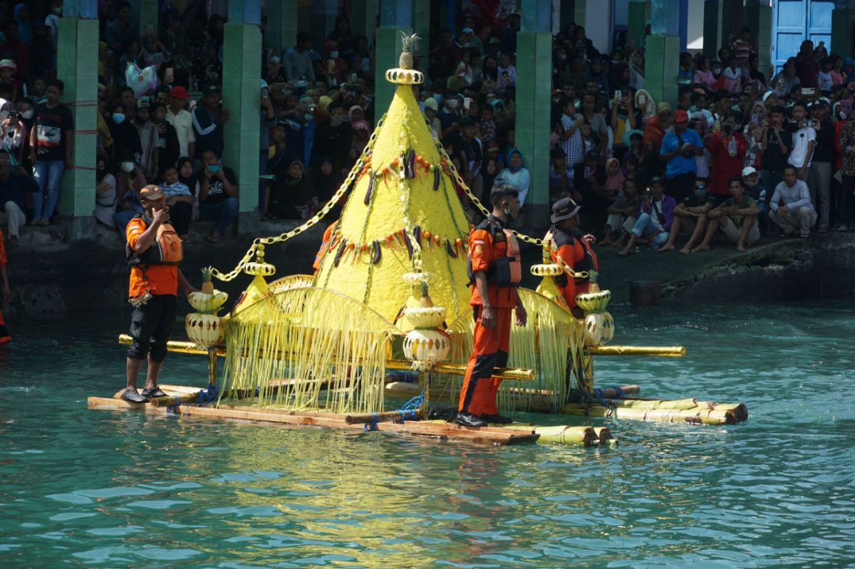Sesaji dibawa ke tengah laut untuk dilarung. (Foto-foto: Humas Pemkab Trenggalek for jatimnow.com)