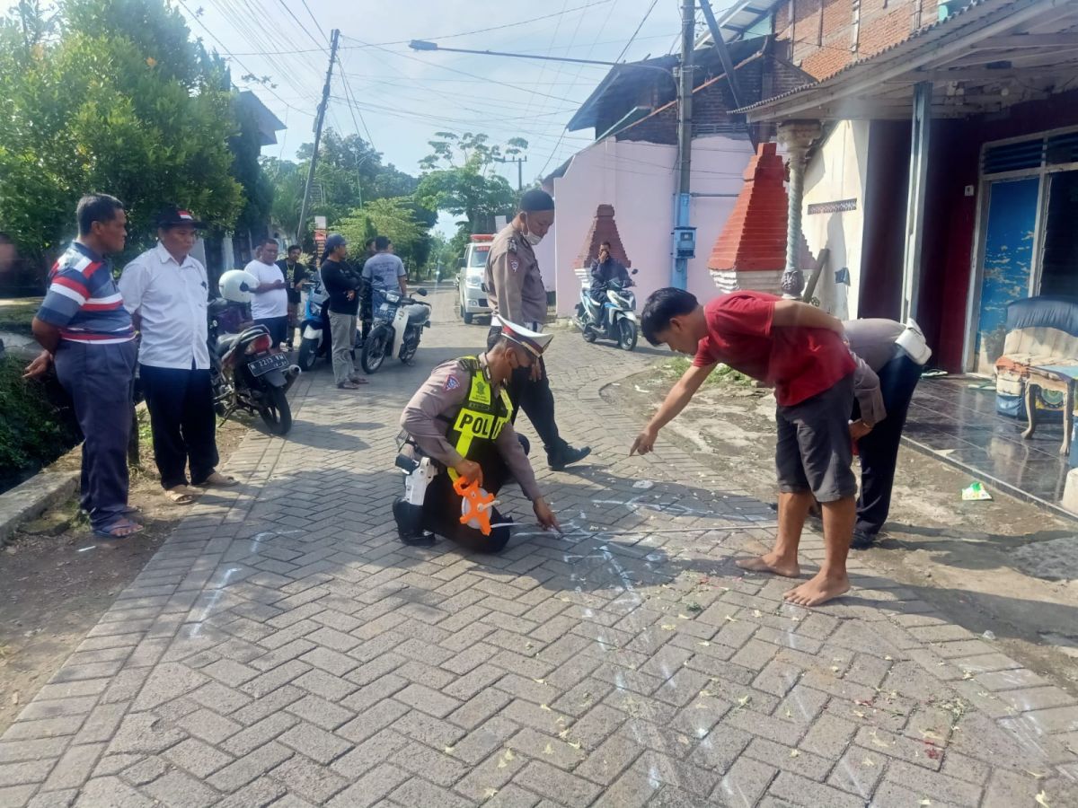 Polisi melakukan olah TKP di lokasi kecelakaan Dusun Kabunan, Pasuruan. (Foto: Moch Rois/jatimnow.com)