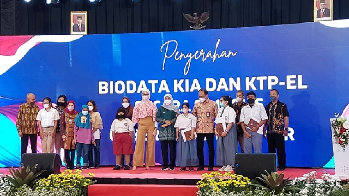 Gubernur Jawa Timur, Khofifah Indar Parawansa, meluncurkan Gerakan Bersama Penuntasan Layanan Dokumen Kependudukan bagi penyandang Disabilitas. (Foto: Ni'am Kurniawan/jatimnow.com)