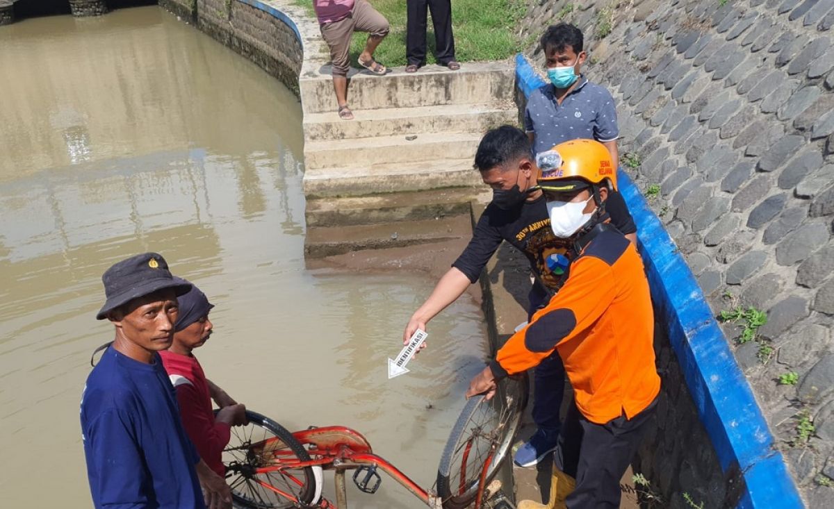 Lokasi jasad Nur Hasanah ditemukan terapung di sungai.(Foto: Polsek Mojowarno for jatimnow.com)