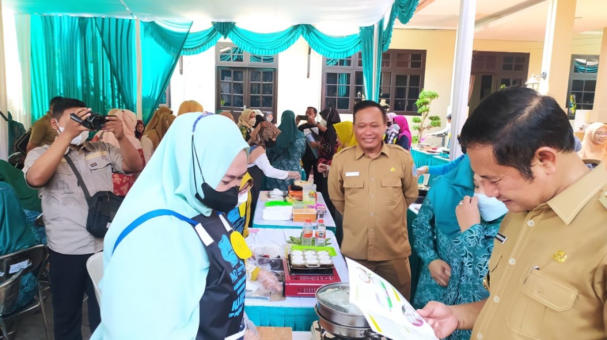 Bupati Lamongan Yuhronur Efendi ditemani Kadis PMD M. Zamroni saat Lomba Kreasi Wingko Megilan. (Foto: Adyad Ammy Iffansah/jatimnow.com)