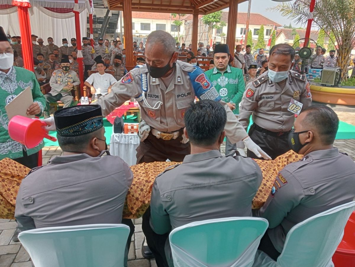 Perwakilan anggota dari Polsek saat mengikuti lomba memandikan mayat di depan Masjid Junatul Fuadah Polres Jombang.(Foto: Elok Aprianto)