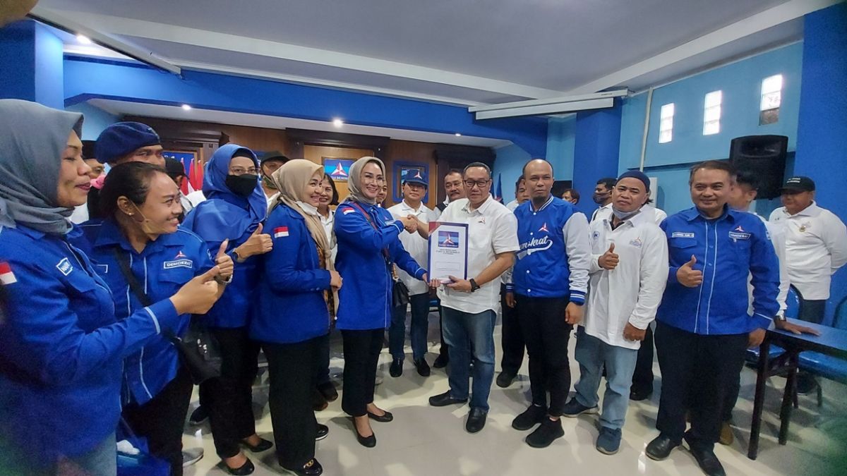 Lucy Kurniasari (tengah) saat menyerahkan berkas pendaftaran ke Ketua BPOKK Demokrat Jatim Mugianto.(Foto: Ni'am Kurniawan/jatimnow.com)