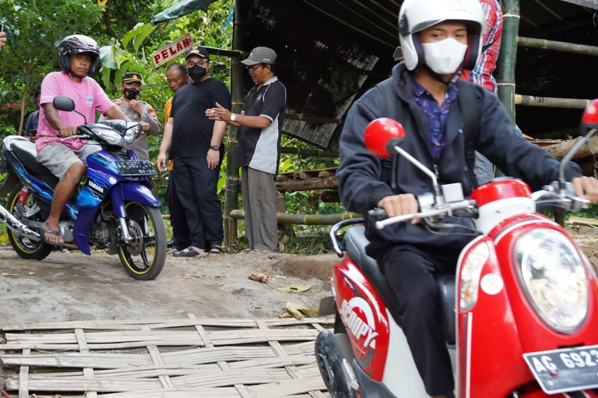 Mas Dhito melakukan pengecekan di lokasi pembangunan Jembatan Ngadi. (Foto: Humas Pemkab Kediri/jatimnow.com)