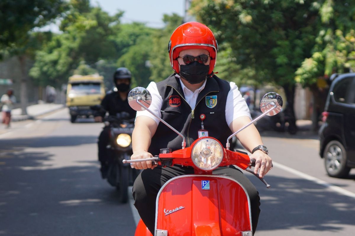 Mas Dhito mengendarai vespa saat menuju kantor.(Foto: Humas Pemkab Kediri/Jatimnow.com)