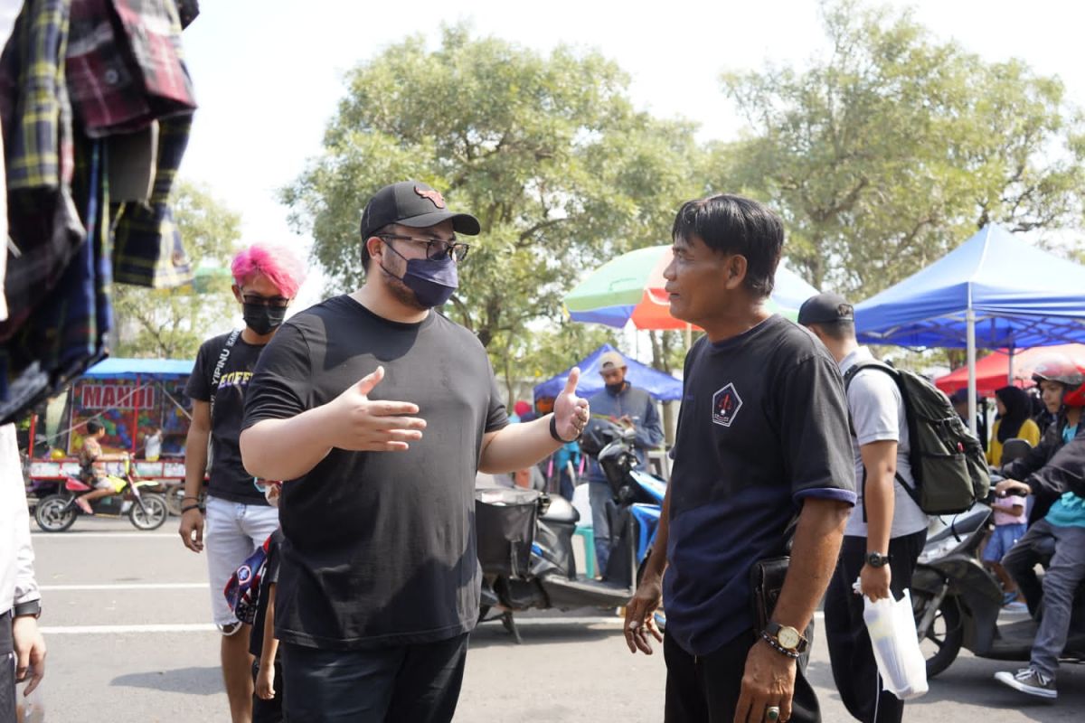 Saat Mas Dhito menemui PKL dalam kampanye SLG Bebas Sampah. (Foto: Humas Pemkab Kediri/jatimnow.com)