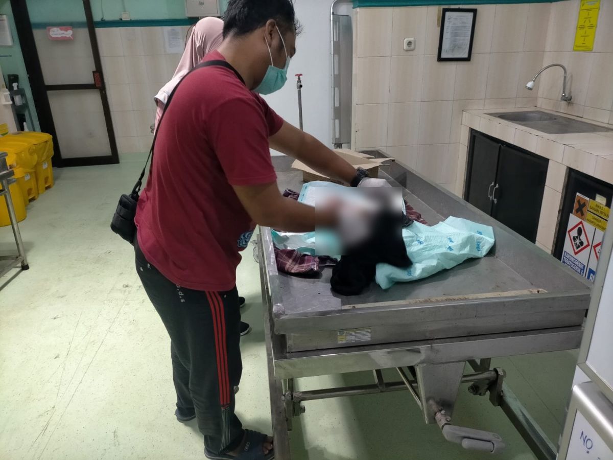 Mayat bayi dievakuasi ke RS untuk dilakukan visum. (Foto: Polsek Sumobito/jatimnow.com)