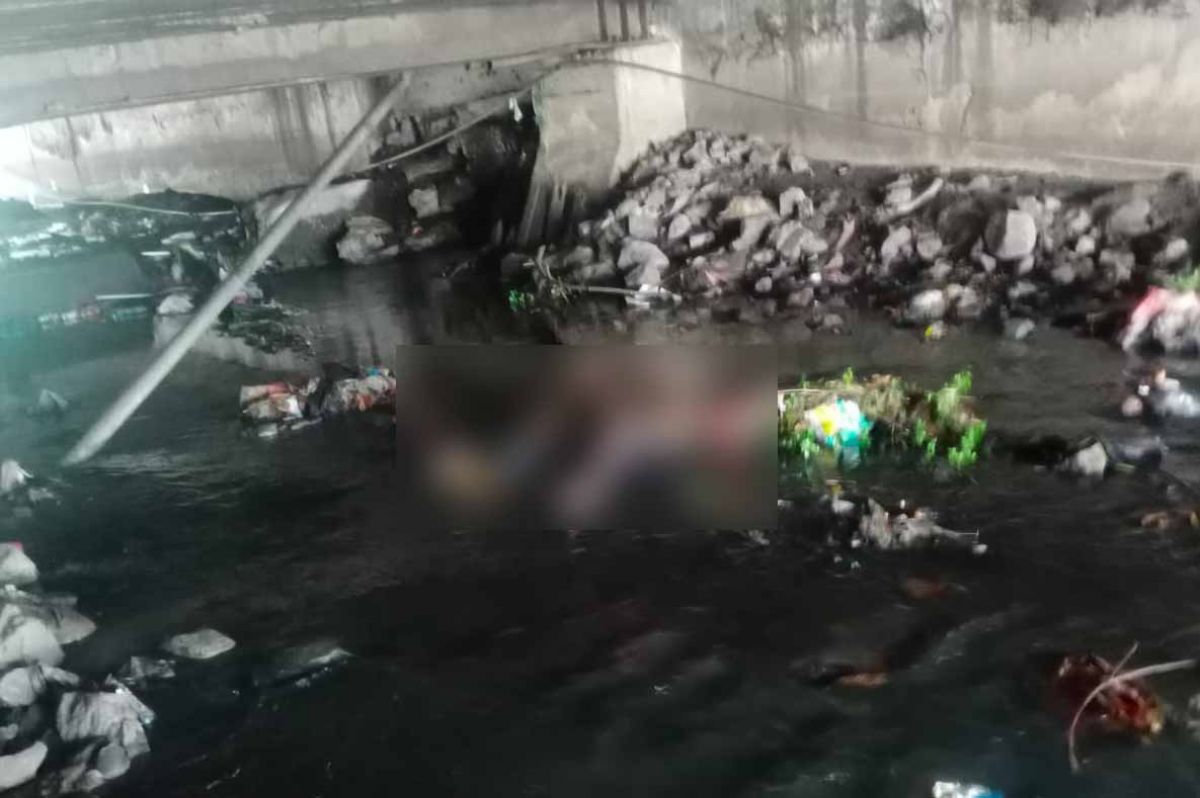 Mayat Pria Misterius Ditemukan Membusuk di Bawah Jembatan Tuwowo Surabaya