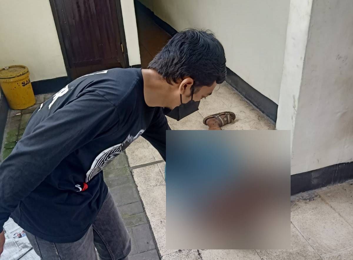 Petugas mengevakuasi jenazah di SPBU Medaeng. (Foto: Polsek Waru/jatimnow.com)