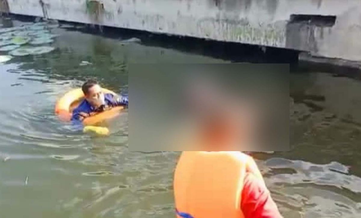 Proses evakuasi mayat pria di Waduk Bunder, Gresik (Foto: Satpolairud Polres Gresik)