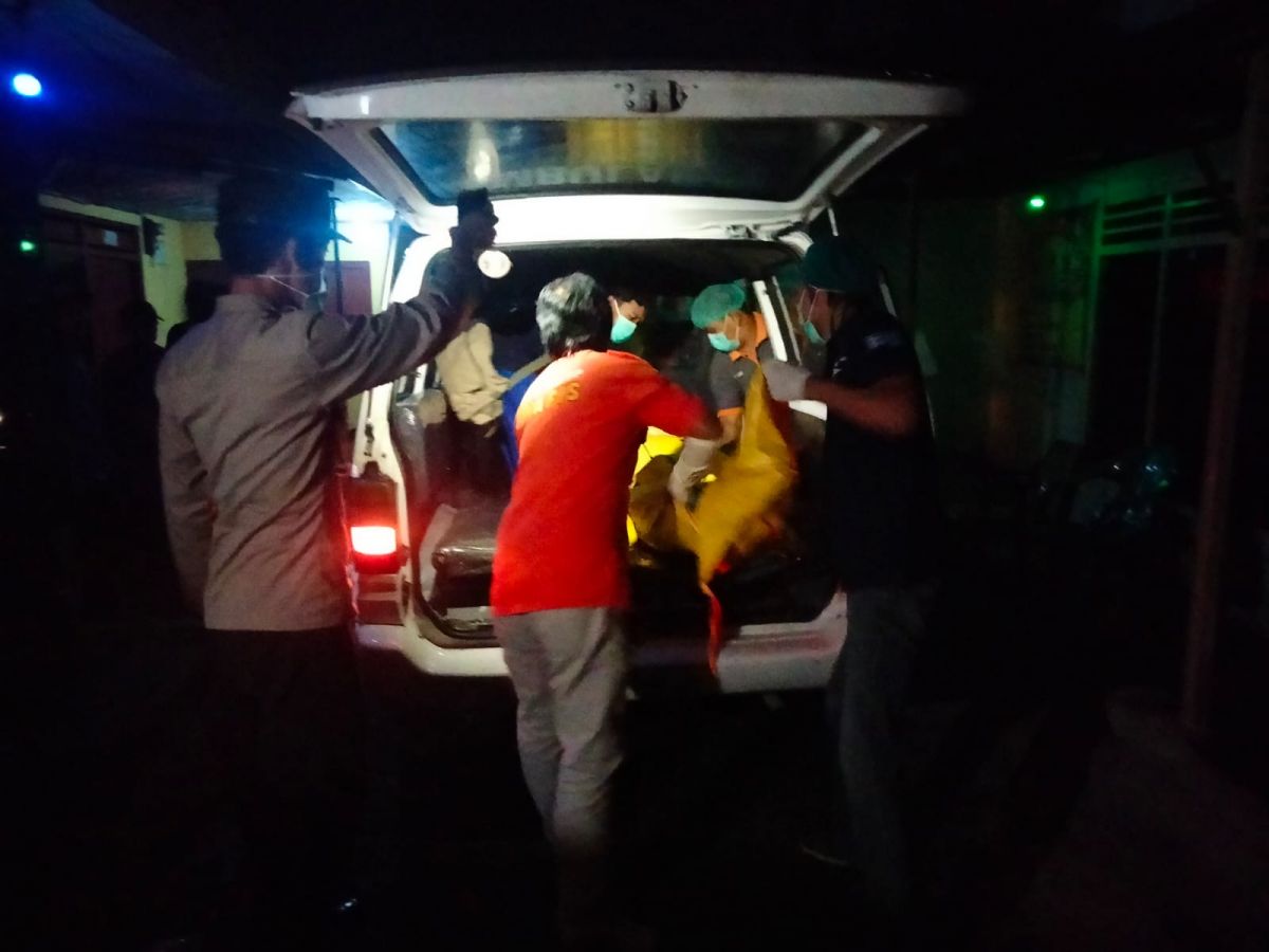 Polisi mengevakuasi jenazah korban.(Foto: Humas Polres Tulungagung)